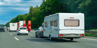 Călătorind pe autostrăzile europene cu rulota – Tot ce aveți nevoie pentru o călătorie fără griji