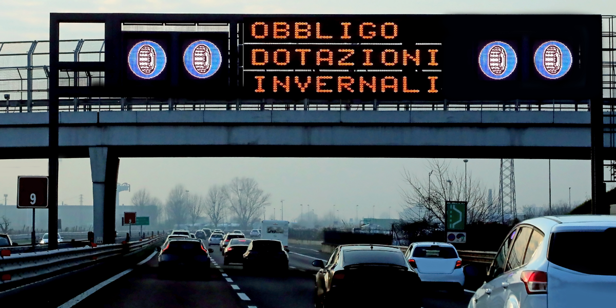 Olaszországban a hólánc használatának kötelező jellegére jelzőtáblák hívják fel a figyelmet, autópályán is