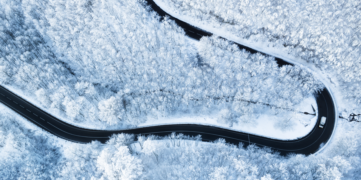 Slovački snežni pejzaž sa autom